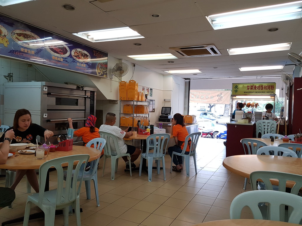 @ 新加坡雞飯 Singapore Chicken Rice at 吉隆坡食佳咖哩魚頭 Restoran Kepala Ikan Segar USJ 4