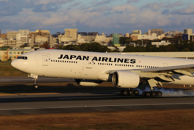 Japan Airlines JA8977