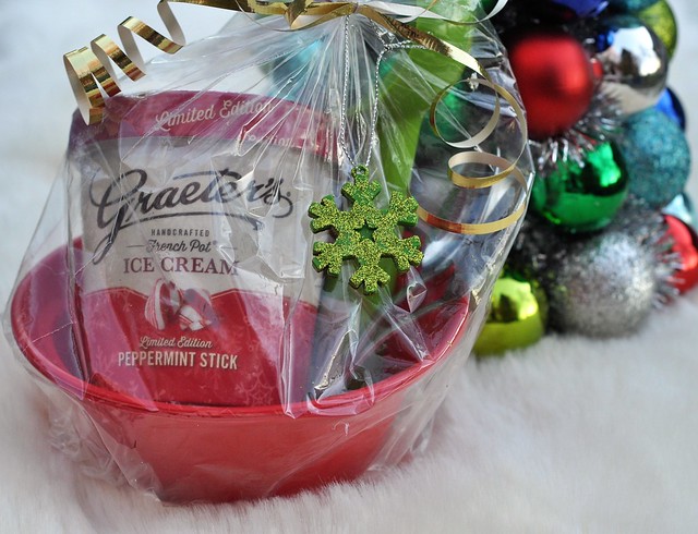 Super sweet #DIY Ice Cream Holiday Gift Bundles featuring Graeter's ice cream! #ad #Graeters #AGraetersGift #Christmas #gifts