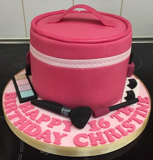 Make-Up Bag Cake by Cupcake Queen