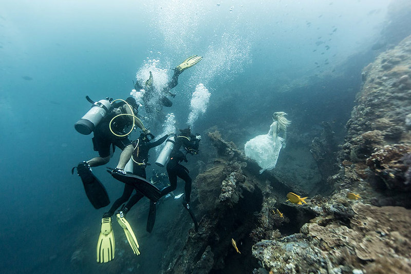 bali-shipwreck-divers-underwater-photoshoot-benjamin-von-wong-9