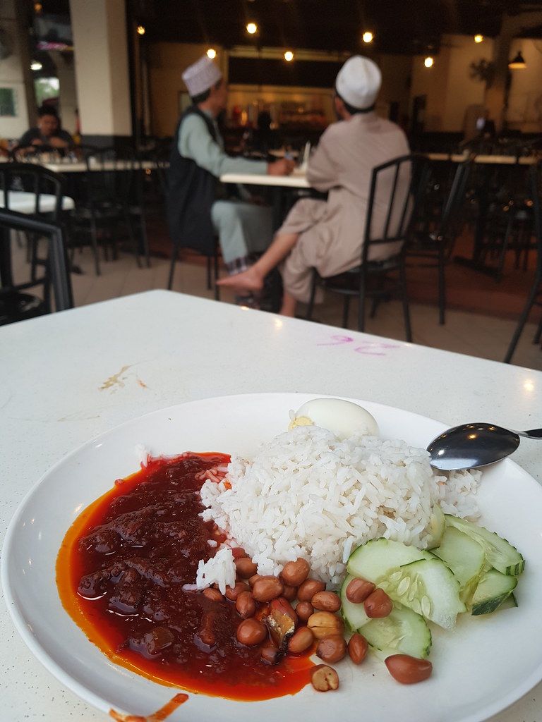马来椰浆饭 Nasi Lemak biasa $1 @ Nasi Lemak Cinta Sayang Shah Alam