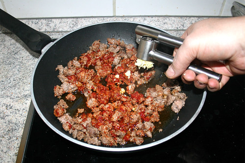 03 - Knoblauch dazu pressen / Add garlic