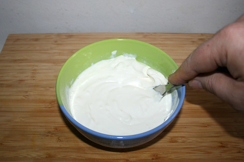16 - Schmand glatt rühren / Stir sour cream