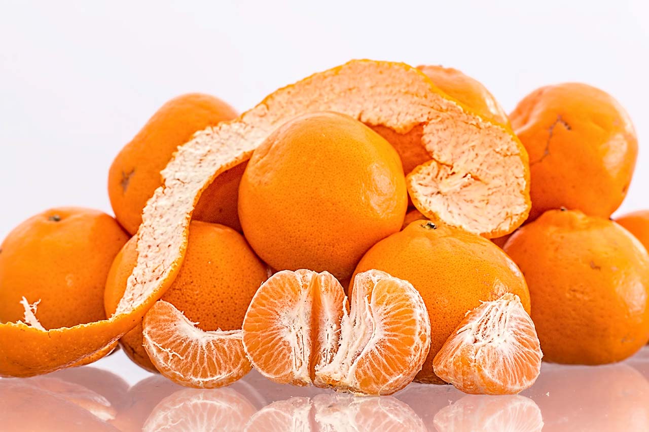 Here Is Your Annual Reminder Of Mandarin Orange’s Health Benefits - Vitamin A: Mandarin orange also contains a high amount of Vitamin A. A glass of mandarin orange segments provide 1328 IU Vitamin A - Daily reccomended amount for men is 3000 IU and 2333 IU for women. Vitamin A is also required for eye health, healthy bones and cell growth. Lack of Vitamin A increases the risk of infections for various diseases and in extreme cases, it even may cause blindness in children. A pregnant woman should take adequate amount of Vitamin A since it is necessary for formation of blood cells. Vitamin A has important role on reproductive health. An avarage sized mandarin orange (150 g) is 75 calories. Mandarin orange is one of the greatest source of beta cryptoxanthin, which is known to reduce the risk of lung and prostate cancer. Studies show that people who prefer diets rich in beta cryptoxanthin has %50 less likely to get polyarthritis.