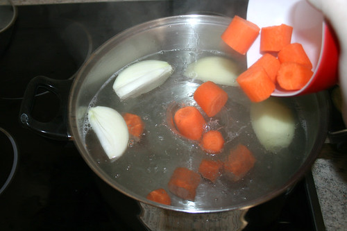 27 - Zwiebel & Möhren in kochendes Wasser geben / Put onion & carrots in boiling water