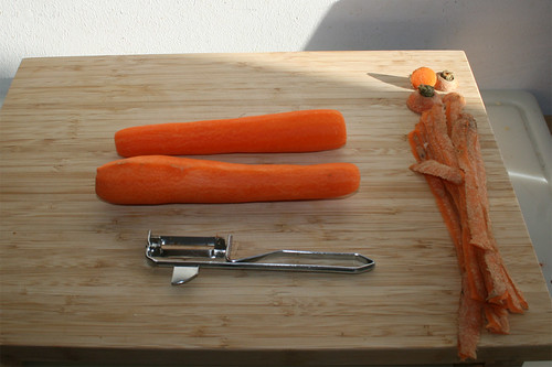 21 - Möhren schälen / Peel carrots