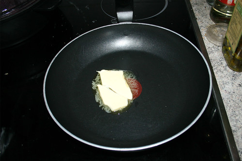 66 - Butter in kleiner Pfanne erhitzen / Heat up butter in small pan