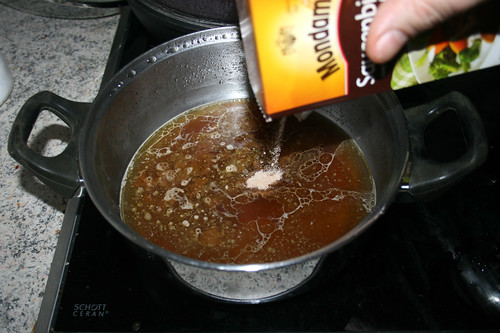 82 - Sauce mit Saucenbinder eindicken / Thicken gravy with sauce thickener
