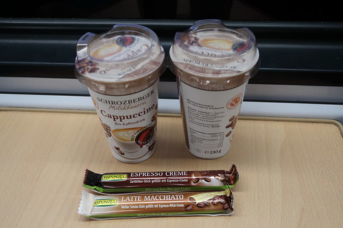 Bio-Kaffeedrink Cappucino (von Schrozberger) und Schokoriegel Sticks (von Rapunzel) im Zug nach Hannover