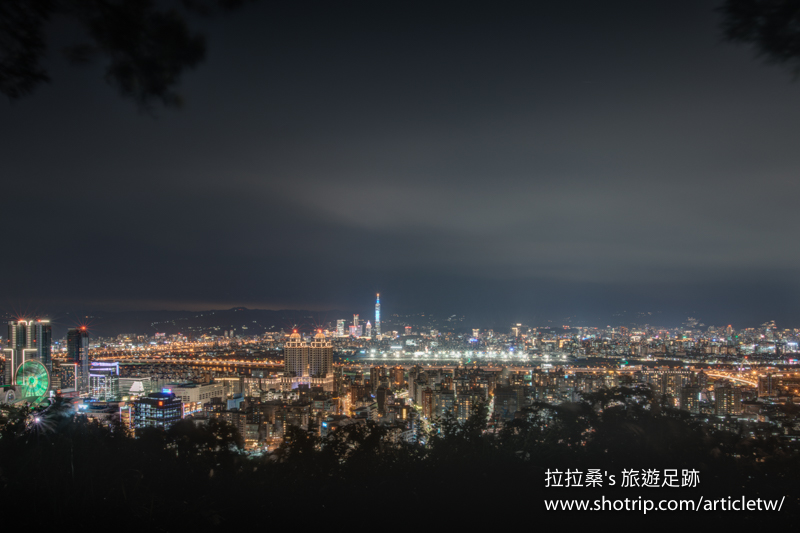 台北大直劍南山夜景，美麗華摩天輪、松山機場、台北101盡收眼底，越夜越美麗的迷人夜景～
