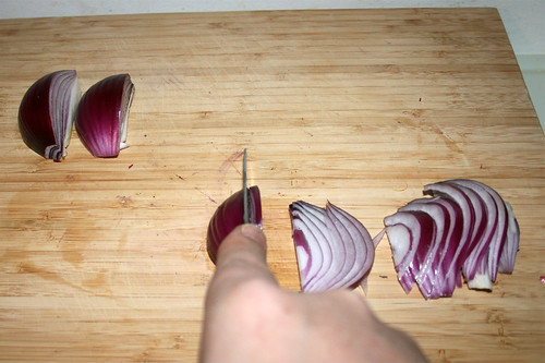 02 - Zwiebel in Spalten schneiden / Cut onion in slices