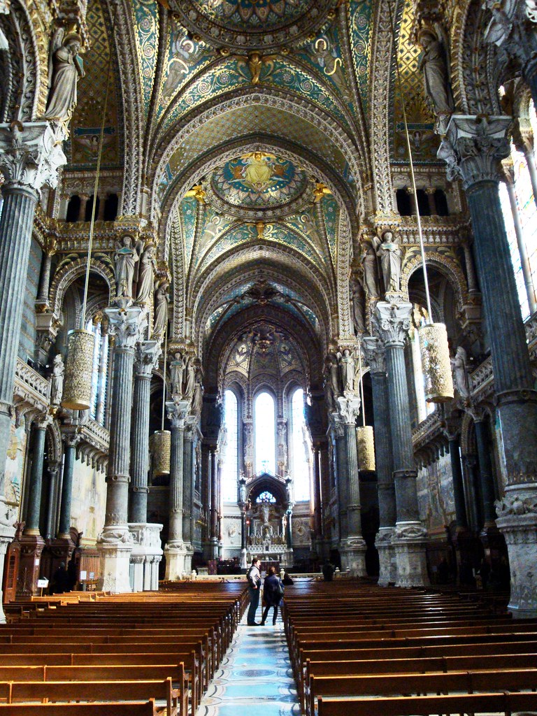 Somptueux intérieur de style neo byzantin de la basilique de Fourvière à Lyon.