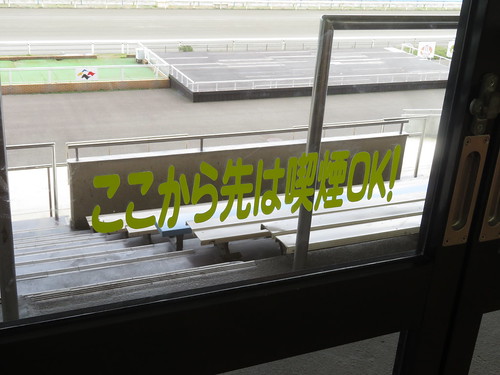 金沢競馬場の走路寄りのガラス戸