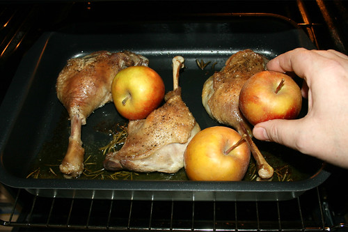 62 - Äpfel zu Gänsekeulen legen / Add apples to goose legs