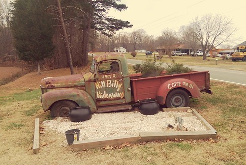 walnutcovenc hillbillyhideaway restuarant sign oldtruck rust pickuptruck 2017