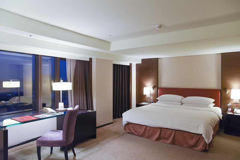 deluxe room at shangri-la's far eastern plaza hotel tainan