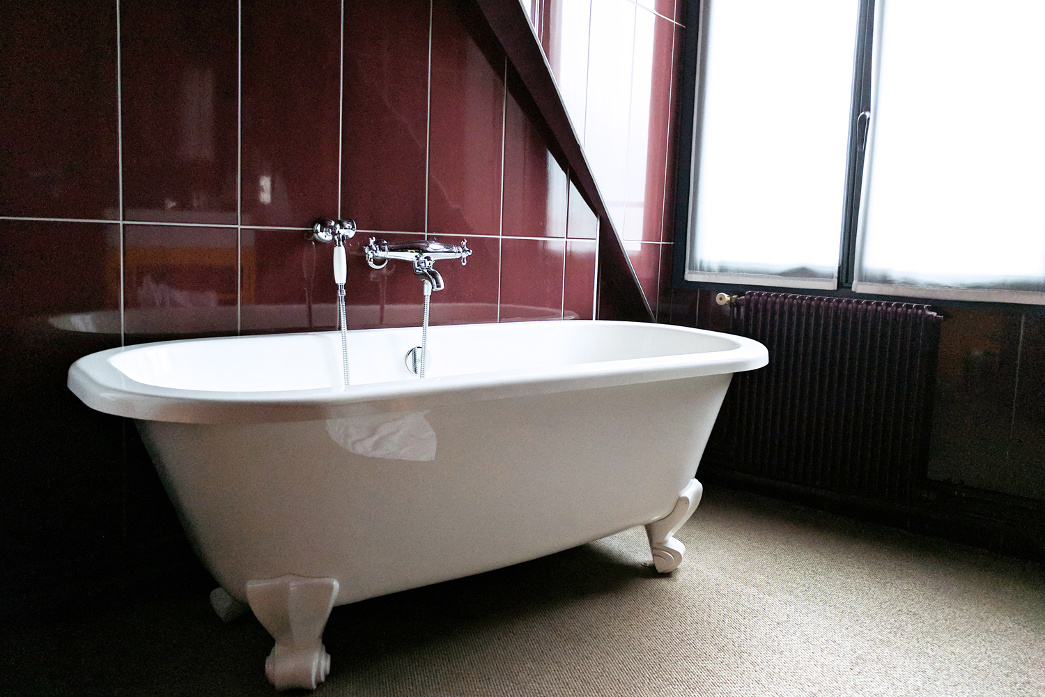 09paris-france-hoteljosephine-travel-bathtub