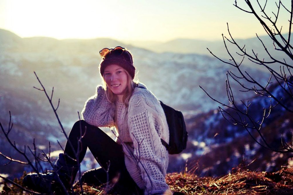 Nainen Albaniassa vuorilla talvella.