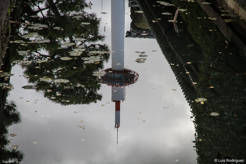 La torre de Kioto reflejada en uno de los estanques