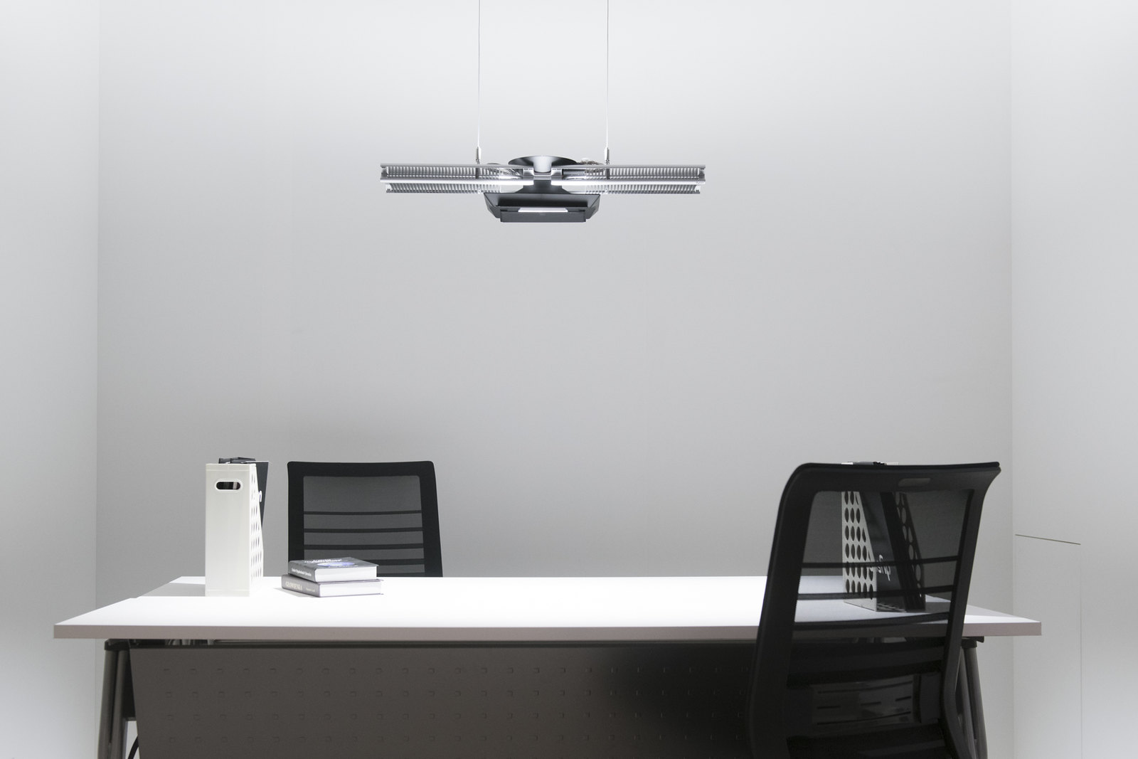 Dyson Cu-Beam™ Duo吊燈適合懸掛在會議室中，光線可隨意調整。