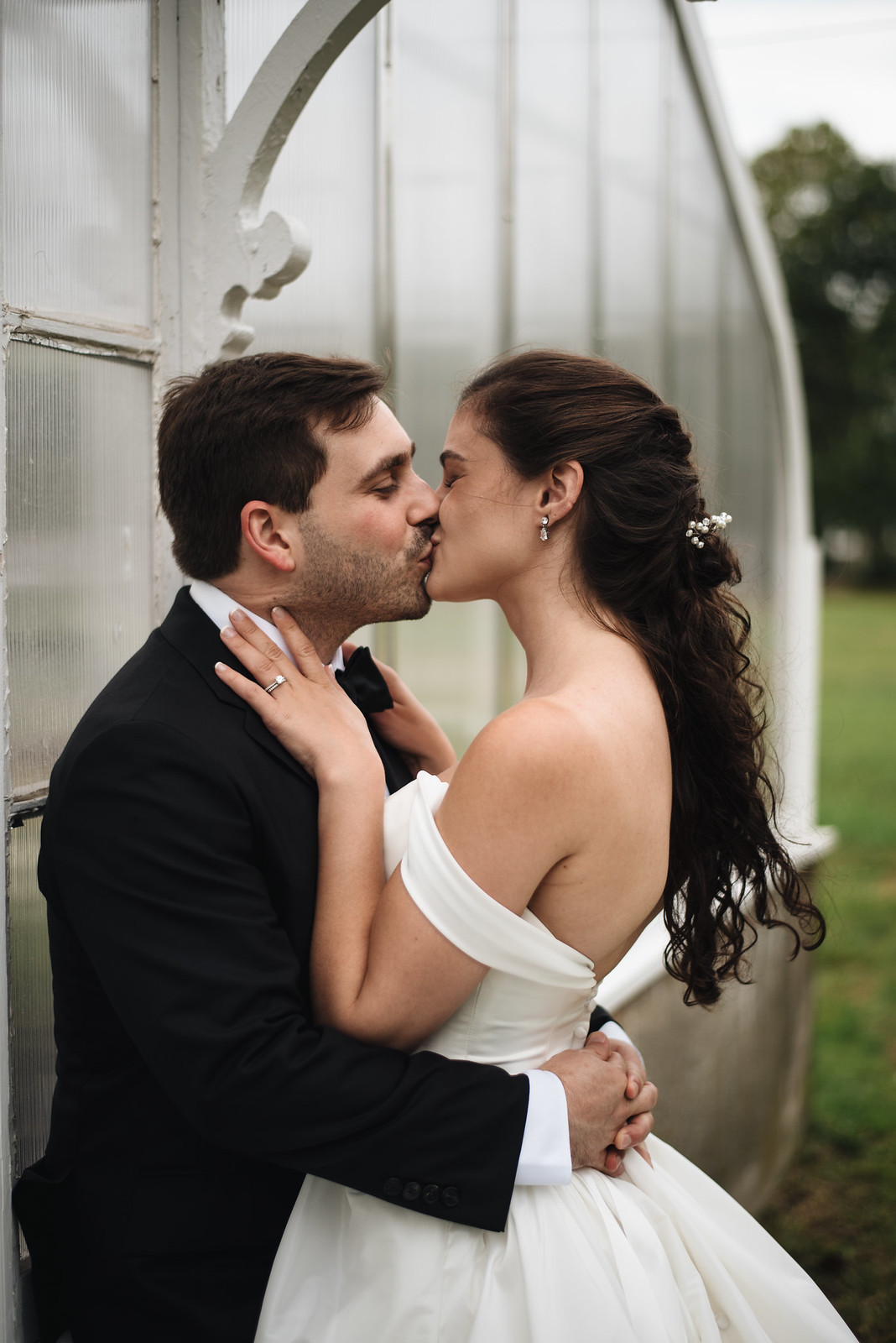 Bride and groom greenhouse kiss on juliettelauraphotography.blogspot.com