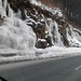 Silnice suchá, na skalách led.