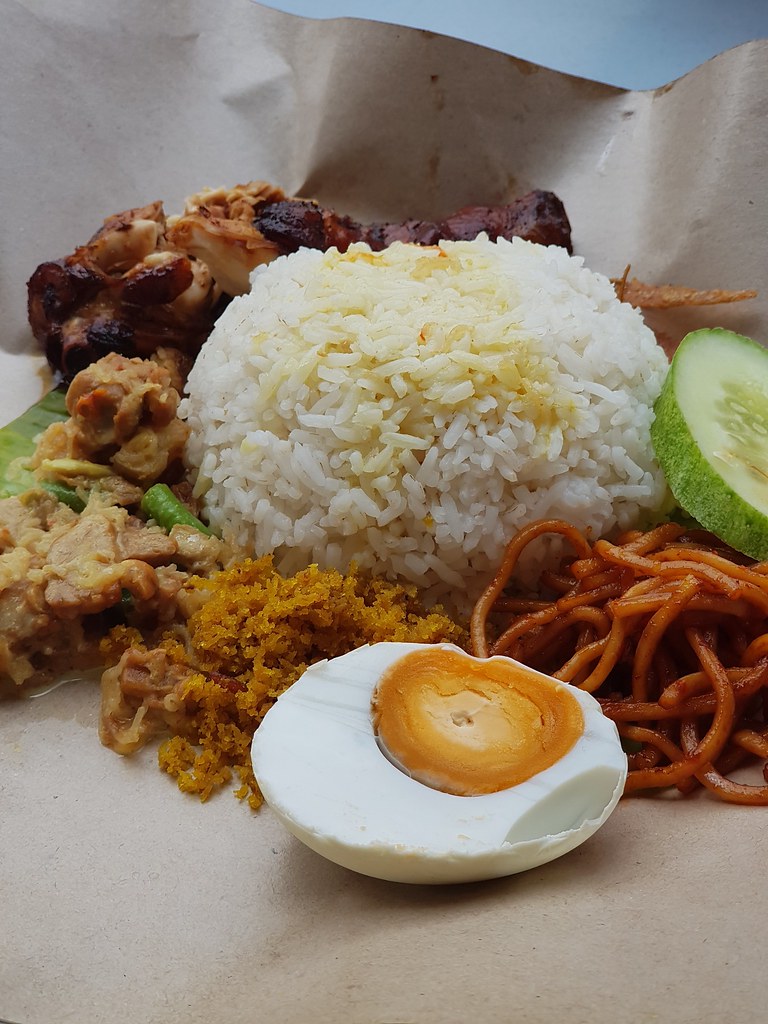 Nasi Ambeng $7.50 @ Murni Sue at Ayu & Syara Restoran Shah Alam