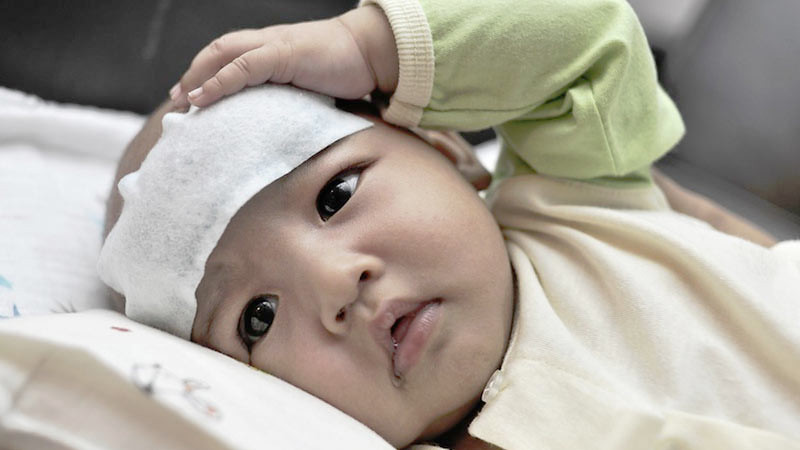 Salah satu cara menurunkan demam pada bayi dengan cepat adalah dengan mengompres dahi dengan handuk hangat.