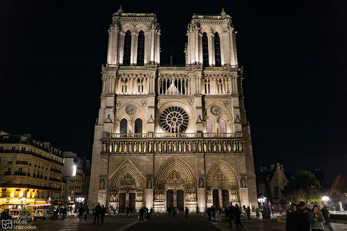 Notre Dame de Noche