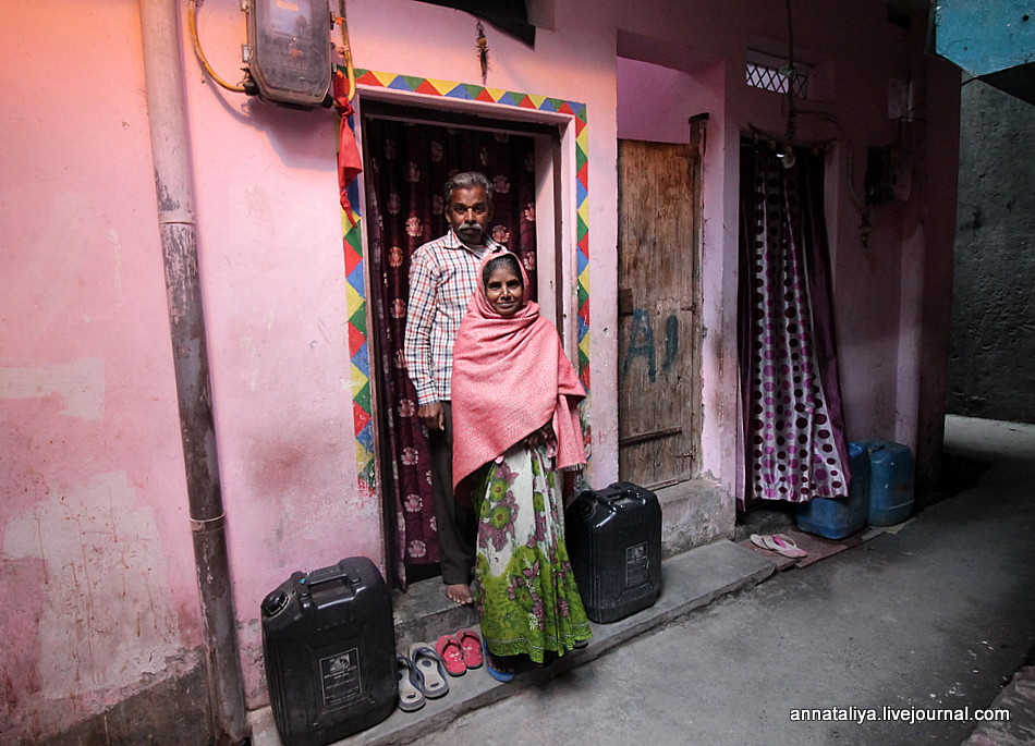 Я жил в трущобах слушать. Аддис Абеба трущобы женщины. Индия трущобы девушки. Одежда в трущобах. Дамочки в трущобах.