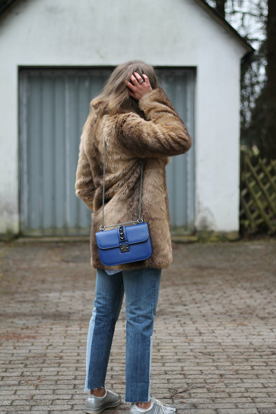fake-fur-jacket-whole-outfit-back-wiebkembg