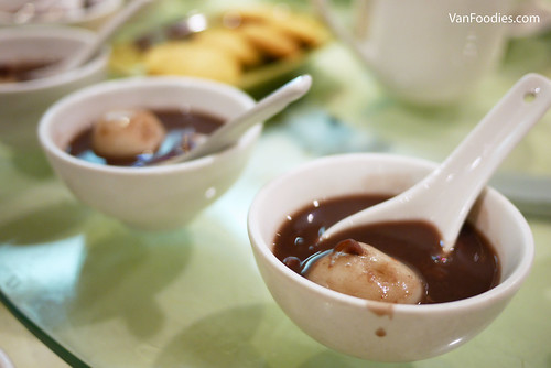 Sweet Red Bean Soup with Sesame Mochi Balls