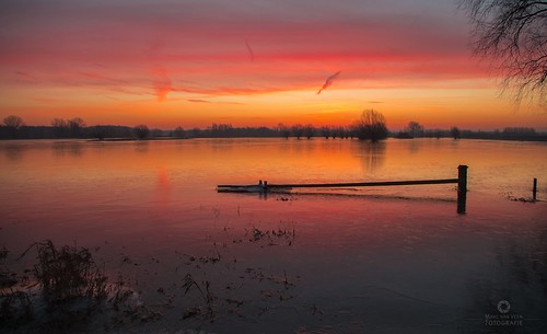 frozen marcvanveen ice meadow river red beforedawn beforesunrise ijssel outdoor sunrise