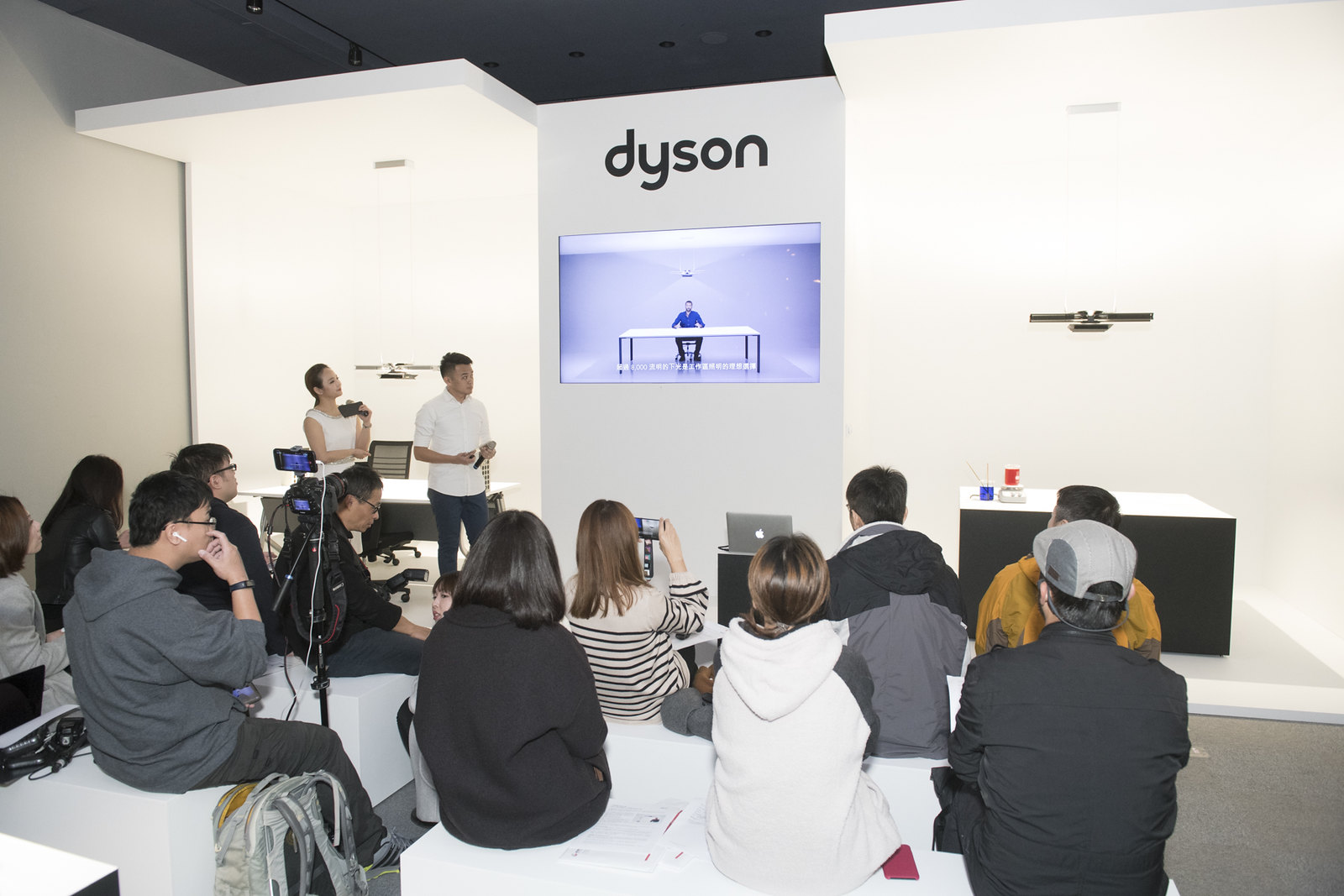 Dyson研究、設計及發展中心 高級設計工程師Steven為現場媒體朋友介紹Dyson燈具