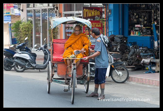 Monnik in trishaw