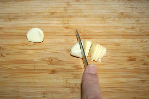 24 -Knoblauch in Scheiben schneiden / Cut garlic in slices