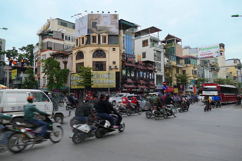 vietnam hanoï street rue traffic moto motorcycle carrefour crossroad soir evening asie asia voyage travel streetview steetscene scènederue streetscape fz1000