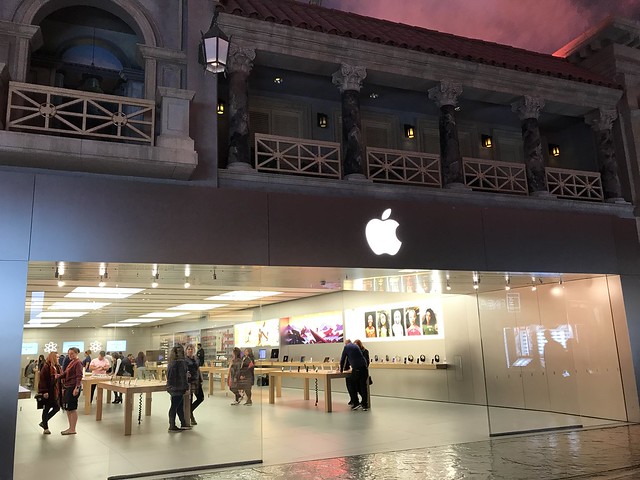 The Forum Shops,  Apple store