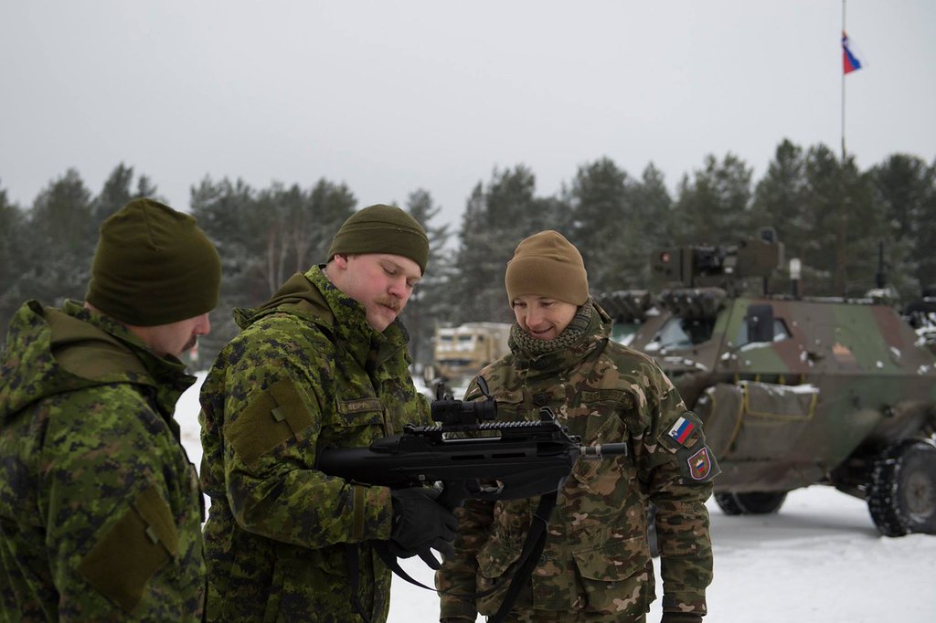 Канадские солдаты в Латвии и Украине (фото) DUek-JGWAAArJ1G