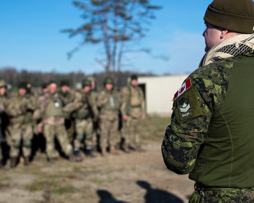 Канадские солдаты в Латвии и Украине (фото) DU48hu_WAAAw3kl
