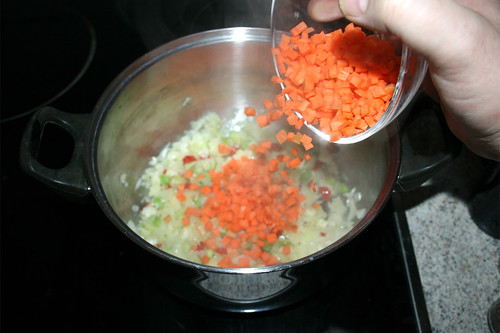 26 - Möhrenwürfel hinzufügen / Add carrot dices