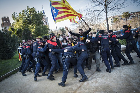 18a30 Foto Jordi Borràs Agents dels mossos intenten aturar la gent que vol entrar al parc de la ciutadella Foto Uti