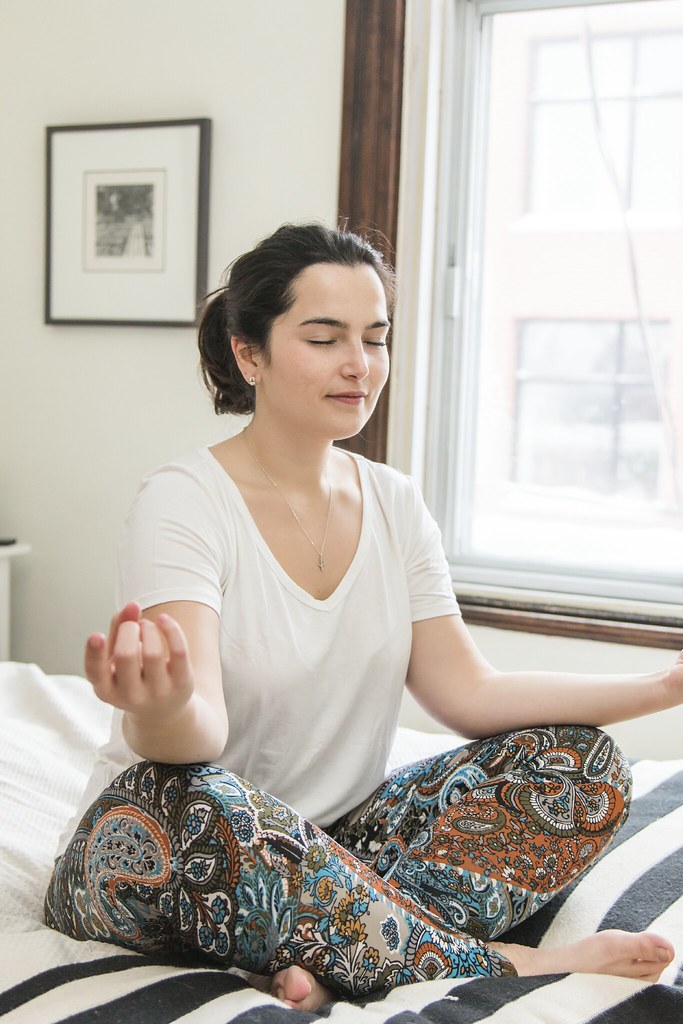 Femme faisant du yoga sur son lit, vêtement mandala 1, mars 2018