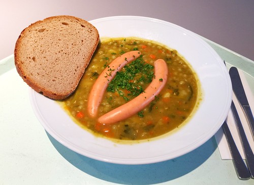Pea soup hotpot with sausages & farmhouse bread / Erbsensuppeneintopf mit Würstchen & Bauernbrot