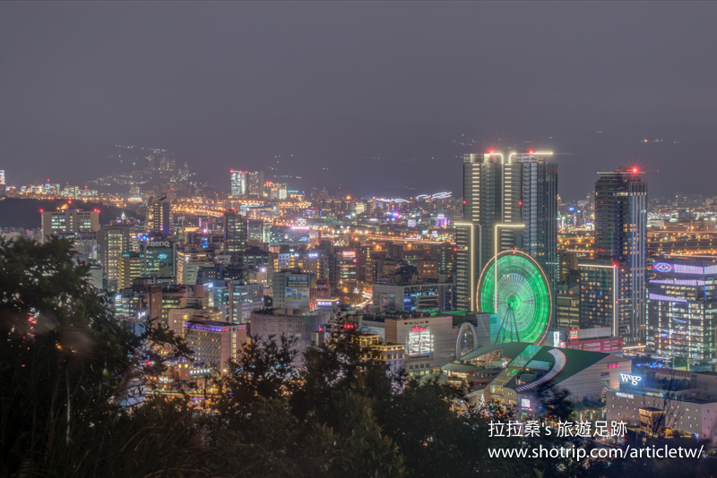 台北大直劍南山夜景，美麗華摩天輪、松山機場、台北101盡收眼底，越夜越美麗的迷人夜景～