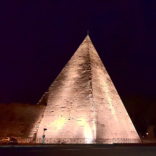 Roma: piramide di notte