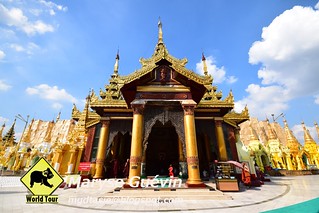 Shwedagon pagoda et Maha Wizaya pagoda Yagon Birmanie Myanmar