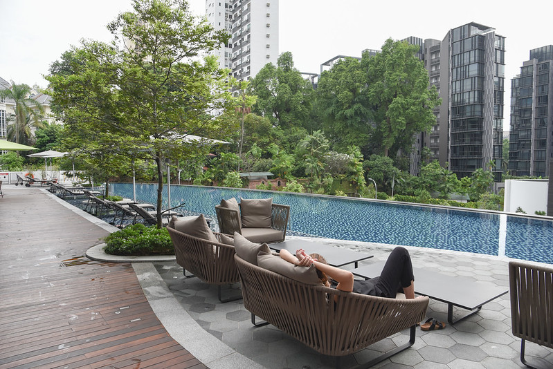 the beautiful infinity pool at novotel singapore on stevens