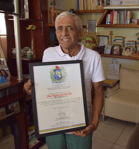 Dedé Monteiro segurando o seu certificado de Patrimônio Vivo